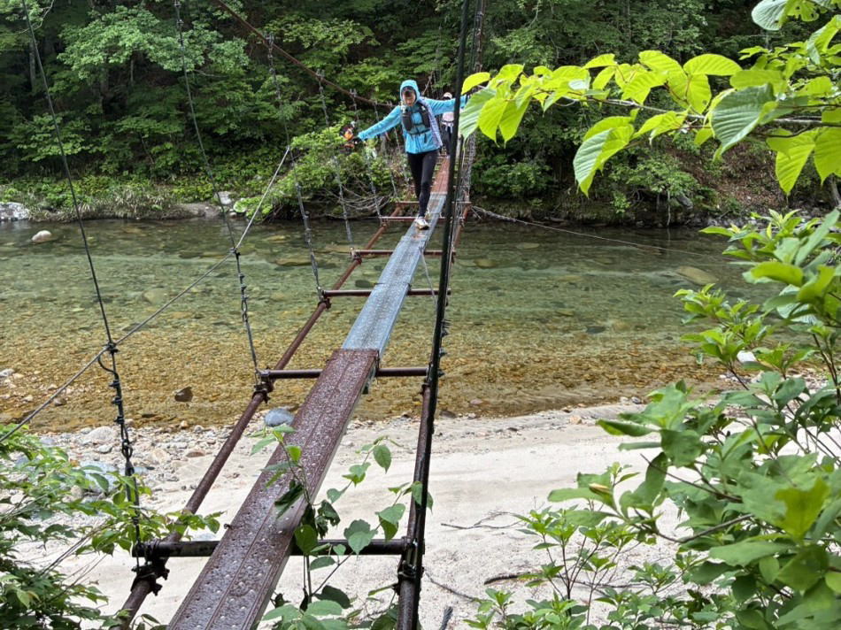 大石の吊り橋